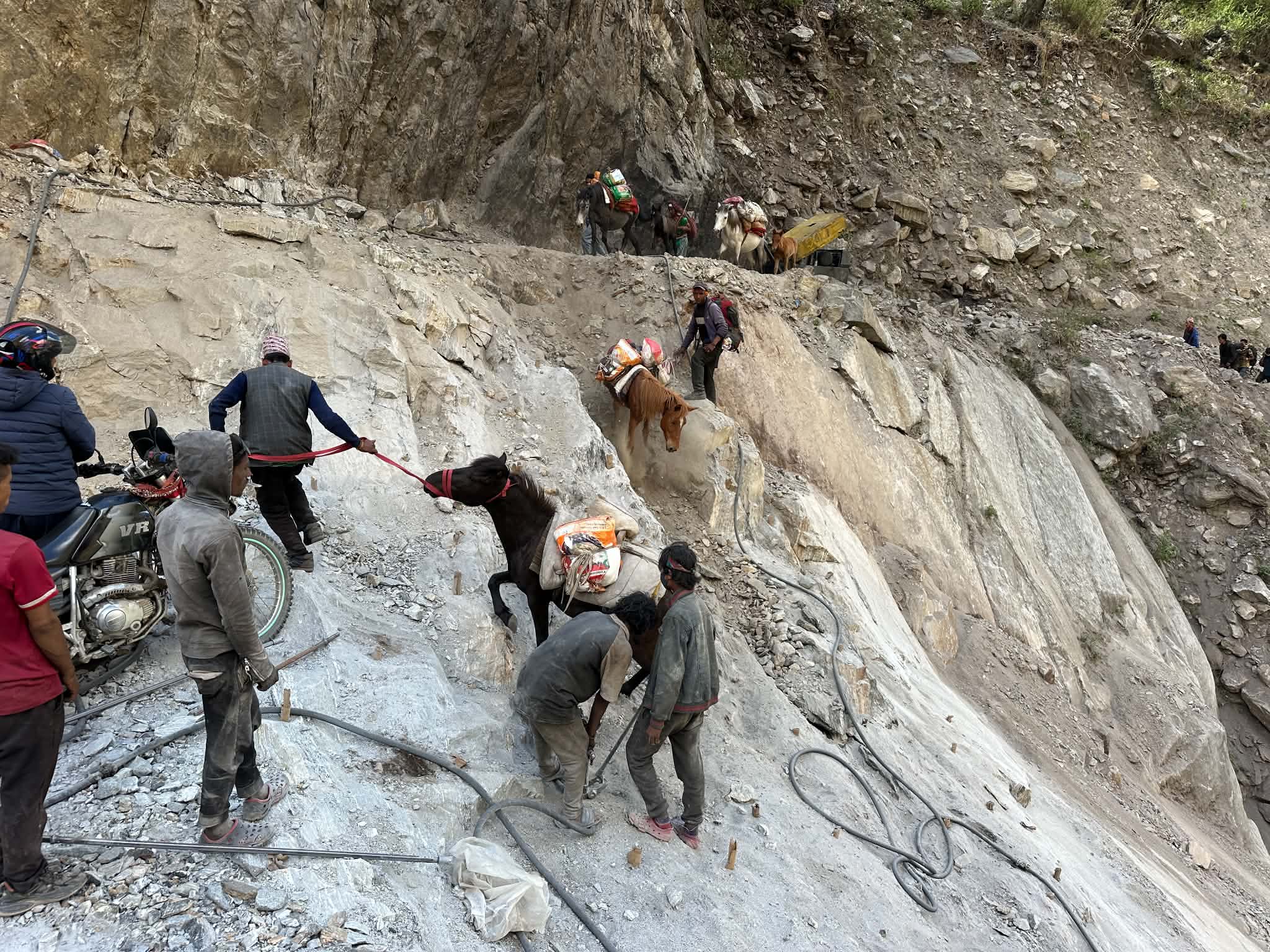 सडक निर्माणमा नेपाली सेनाः ३२ सडक आयोजनामा चौध सय किलोमिटर सडक निर्माण सम्पन्न