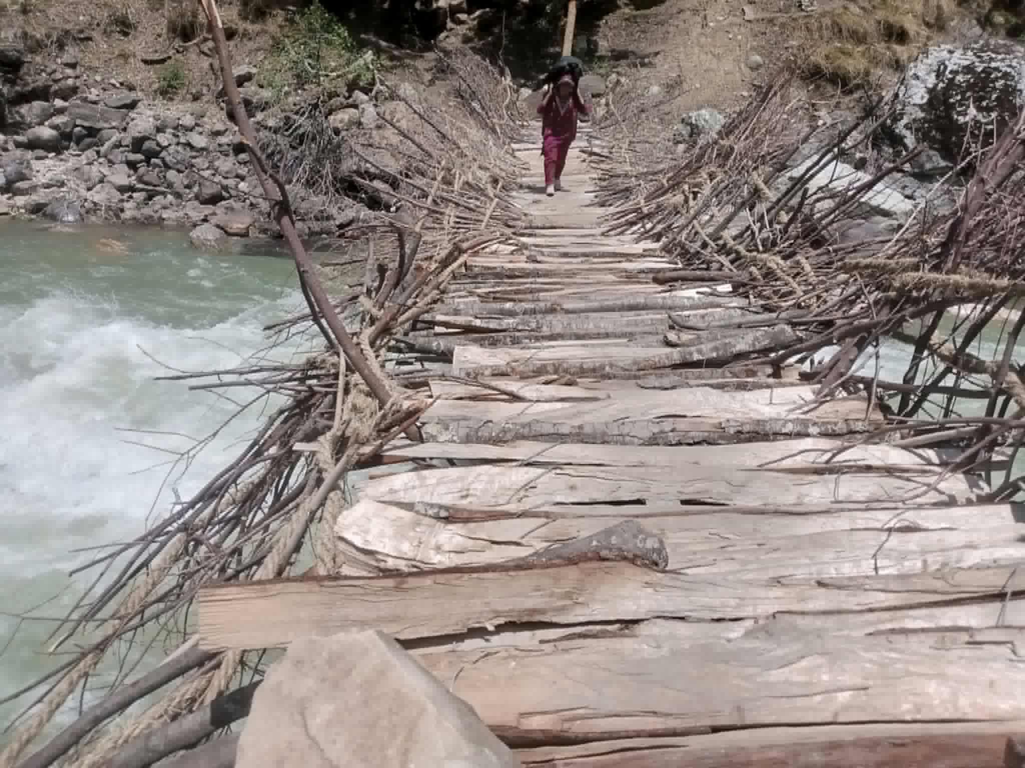 जोखिम मोलेर कर्णाली तर्दै हुम्लाका रिपवासी 