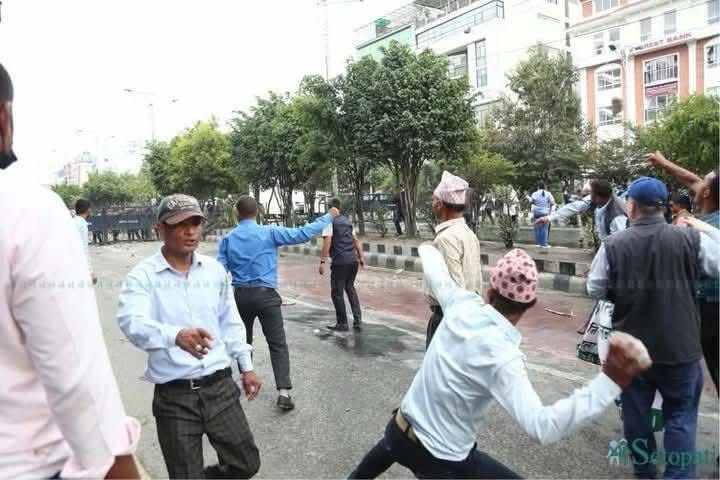 चर्कियो शिक्षक आन्दोलनः दोहोरो झडपमा दर्जनौ शिक्षक घाइते