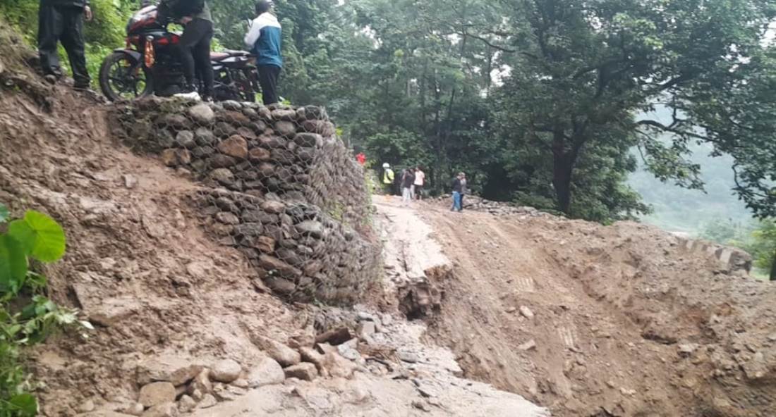 मेची राजमार्ग अवरुद्ध, इलाम र झापाबीचको सडक सम्पर्क विच्छेद