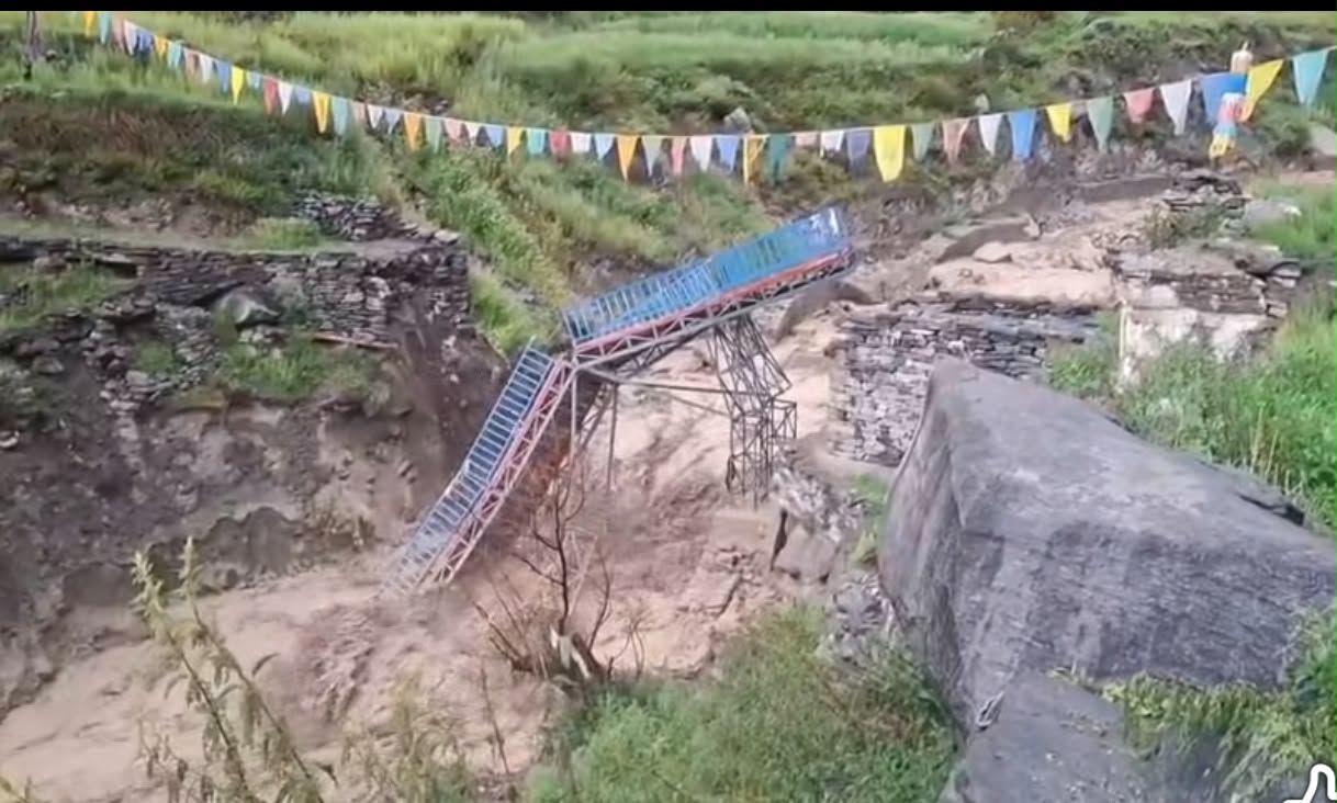 हुम्लाको लिमीमा वर्षासँगको बाढीले पुल बगायोः आवात जावतमा समस्या 