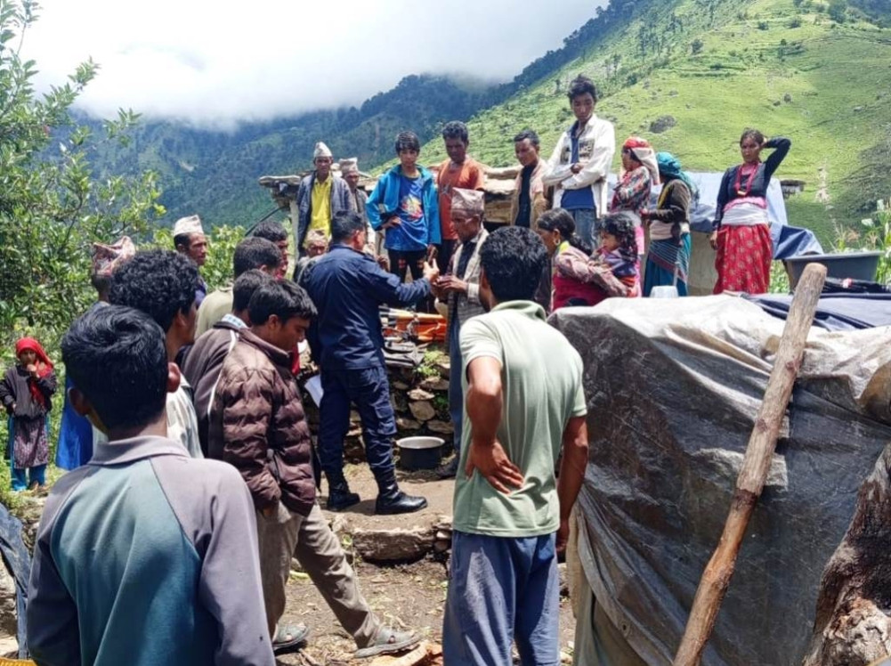 पेट्रोल हालेर दाउरा सल्काउँदा दम्पती घाइतेः सेनाको हेलिकप्टरबाट उद्धार