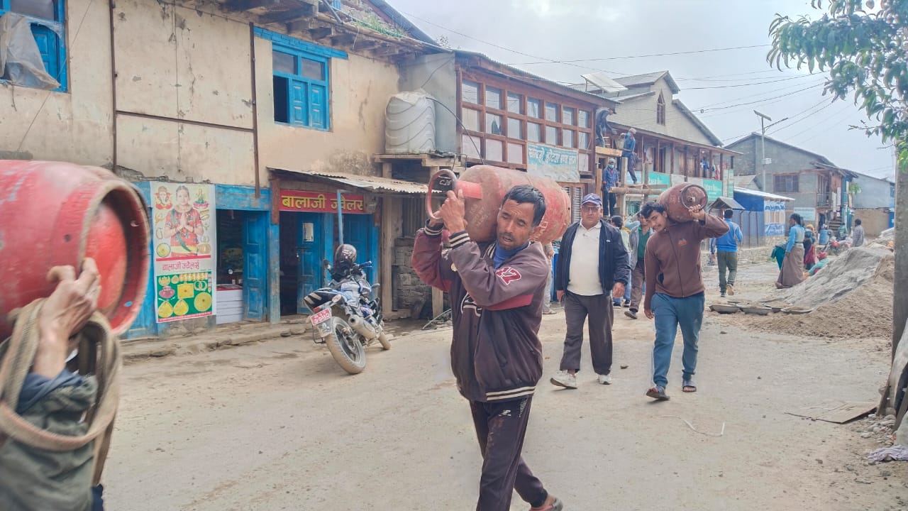 हुम्ला सदरमुकाम सिमकोटमा भरी ग्यास सिलिन्डर बिक्री शुरुः प्रति सिलिण्डर ३ हजार २ सय रुपैयाँ