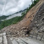चार किलोमा पहिरो जाँदा नारायणगढ–​मुग्लिन सडकखण्ड अवरुद्ध