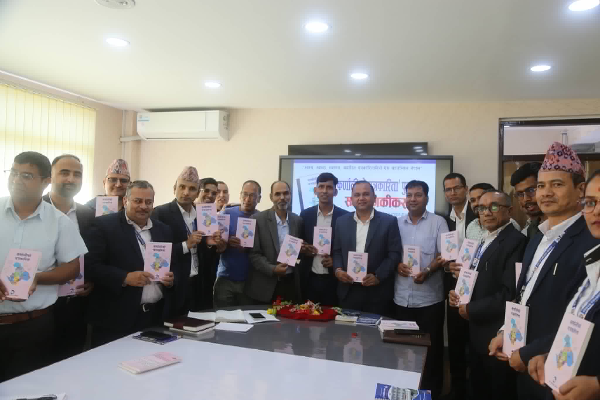 पत्रकारद्धय महतारा र अधिकारीको ‘कर्णालीको पत्रकारिता’ सार्वजनिक 