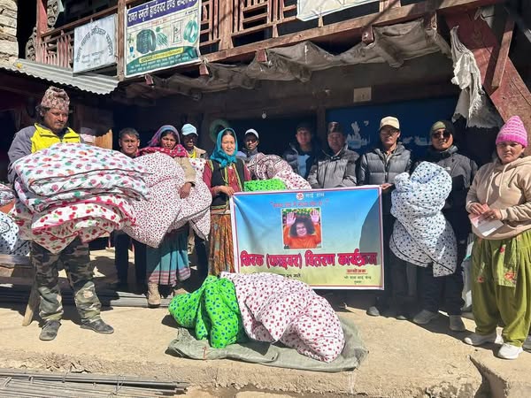 हुम्लामा १७ जना आगलागी पिडित र बित्पन्न वर्गलाई न्यानो फाइवर सिरक वितरण 