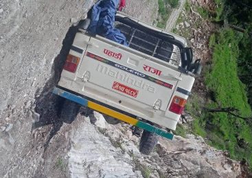 अदानचुलीको बाइकोटमा बोलेरो दुर्घटनाः तीन जना घाइते