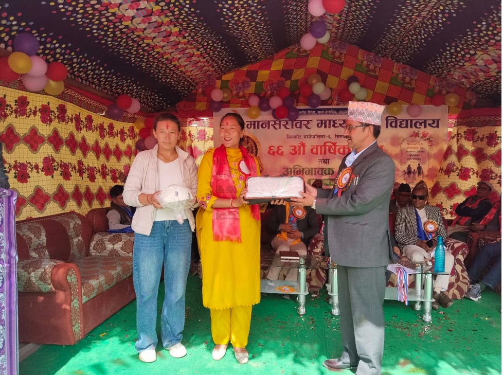 महिला संघ प्रदेश सभापति लामाद्वारा खेलकुद सामग्री हस्तान्तरण
