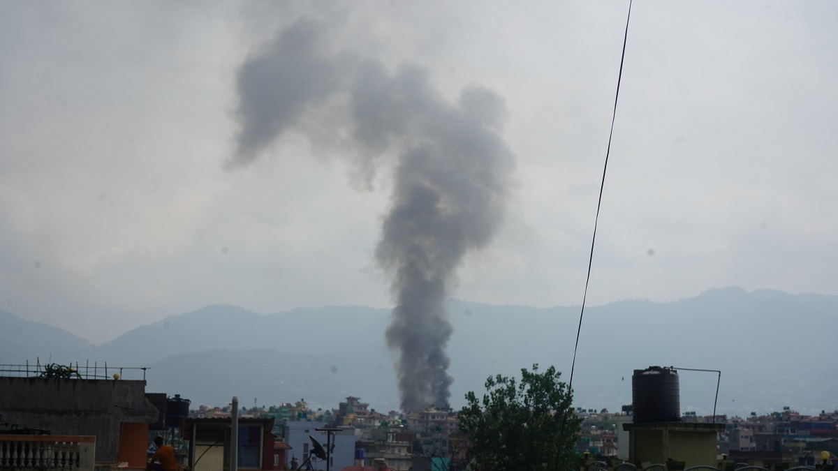 प्रदर्शनकारीले घरमा आगो लगाउँदा झलनाथ पत्नी चित्रकार जलेर गम्भीर घाइते