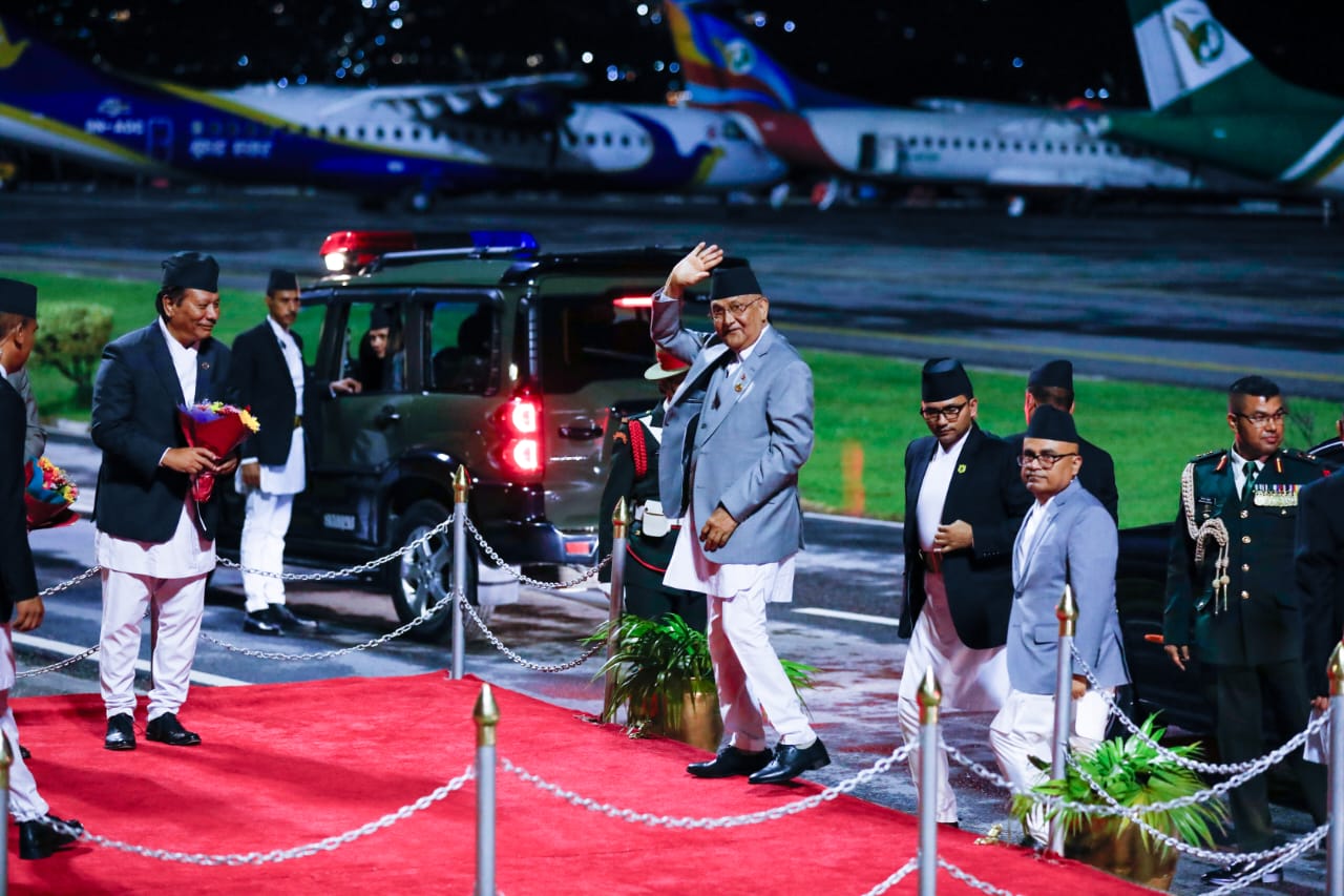 प्रधानमन्त्री ओली स्वदेश फिर्ता (तस्बीरसहित)