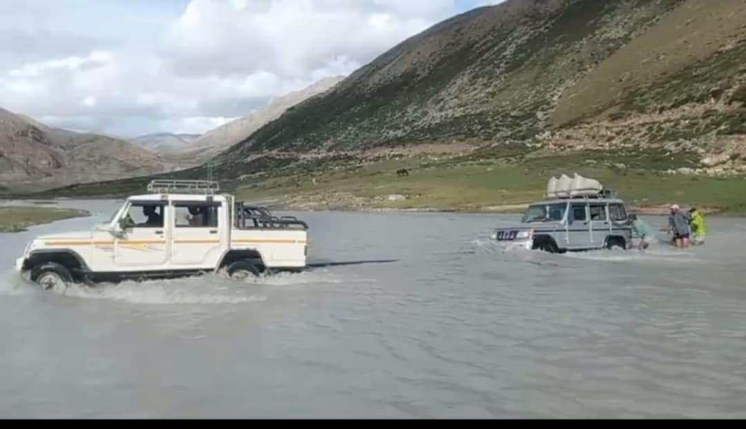 हुम्लाको हिमालपारीका बाध्यताः खोलामा गाडी तानेर तार्नुपर्ने 