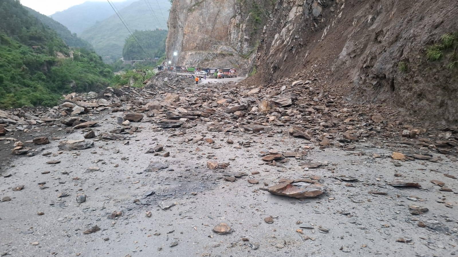 सुक्खा पहिरो खस्दा नारायणगढ-मुग्लिन सडक अवरुद्ध