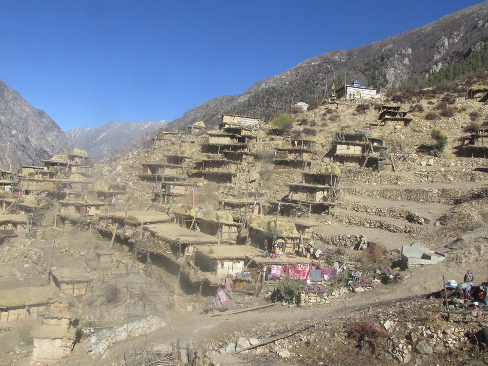 मौशमी बसाइले मुगुको चिताई गाउँका अधिकांश् घरमा ताल्चा