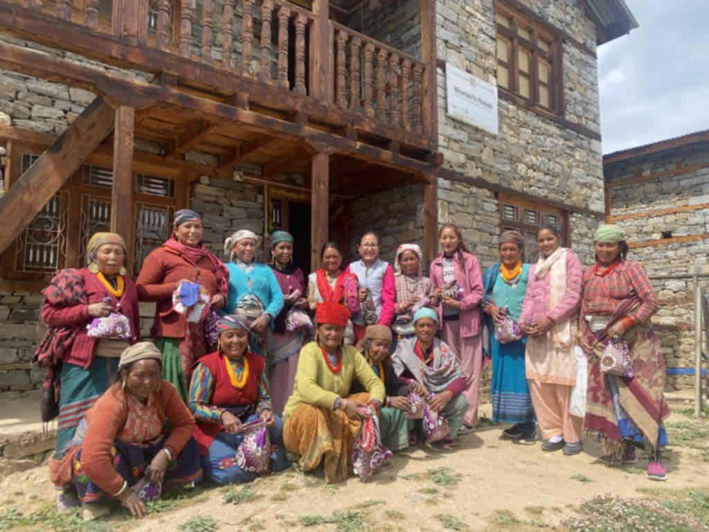 नापोद्धारा सिमकोटका महिलालाई प्याड र प्यान्टी वितरण 