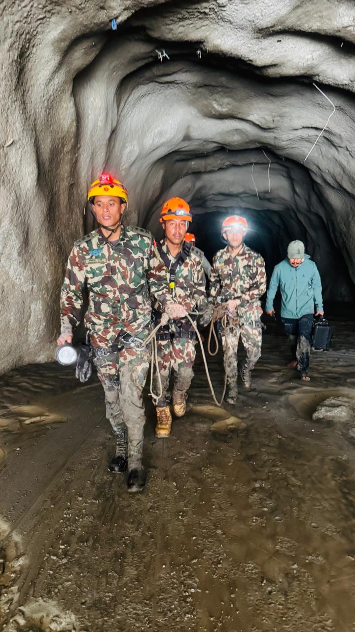 रसुवा बाढीः ६ दिनदेखि जलविद्युत् आयोजनाका ९०० जना सम्पर्कविहीन