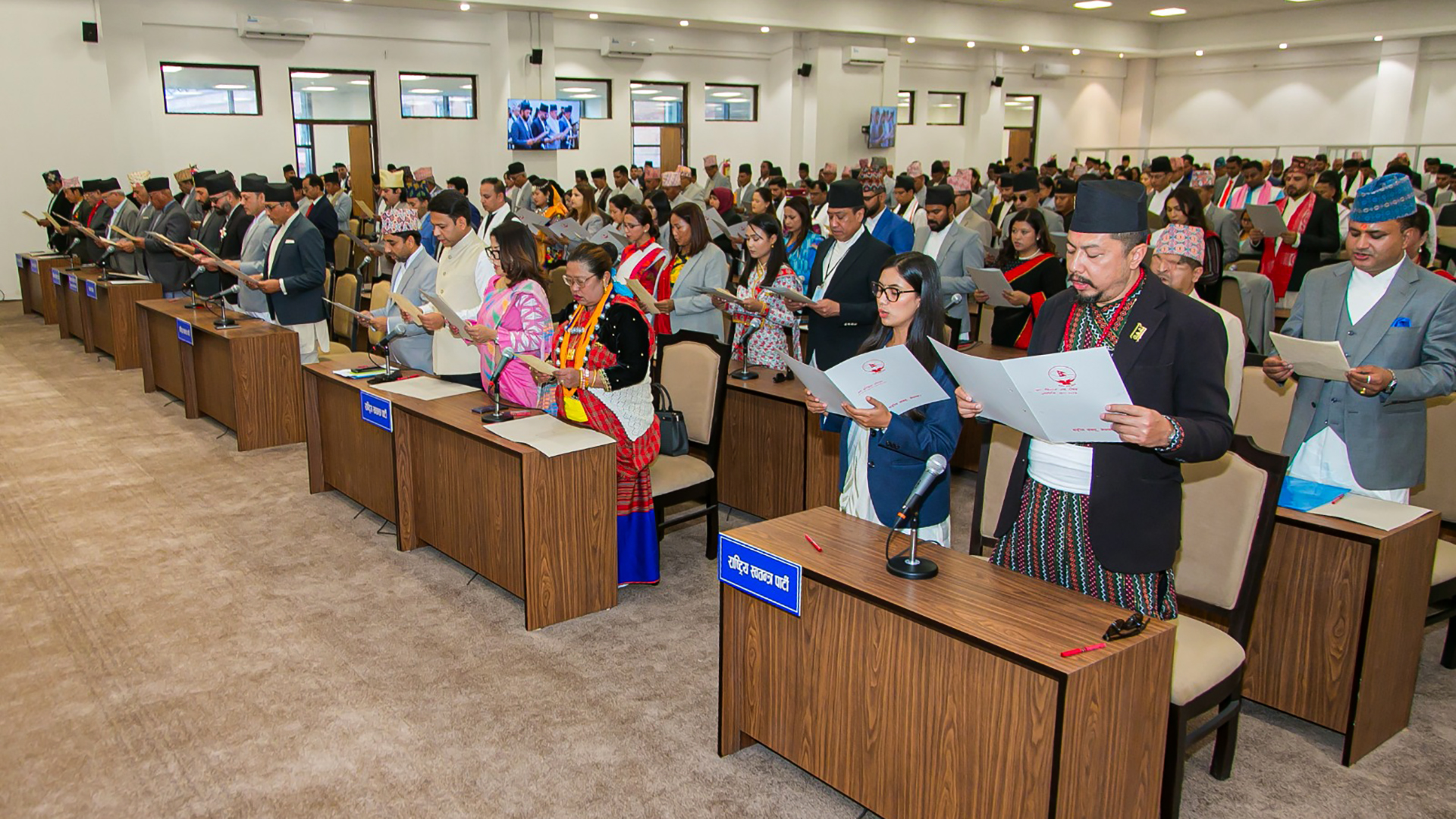 यि हुन्, मातृभाषामा शपथ लिने सांसद 