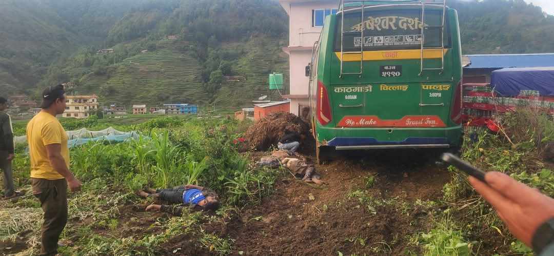 उपमेयरको घरमा बस छिर्दा दुई जनाको मृत्यु