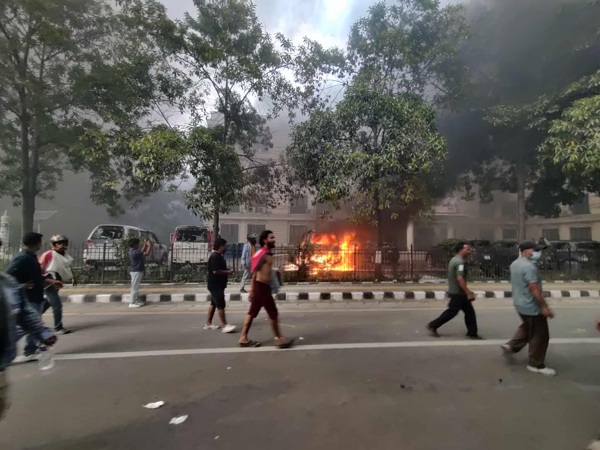 सिंहदरबारमा डेढ घन्टादेखि दन्किइरहेछ आगो