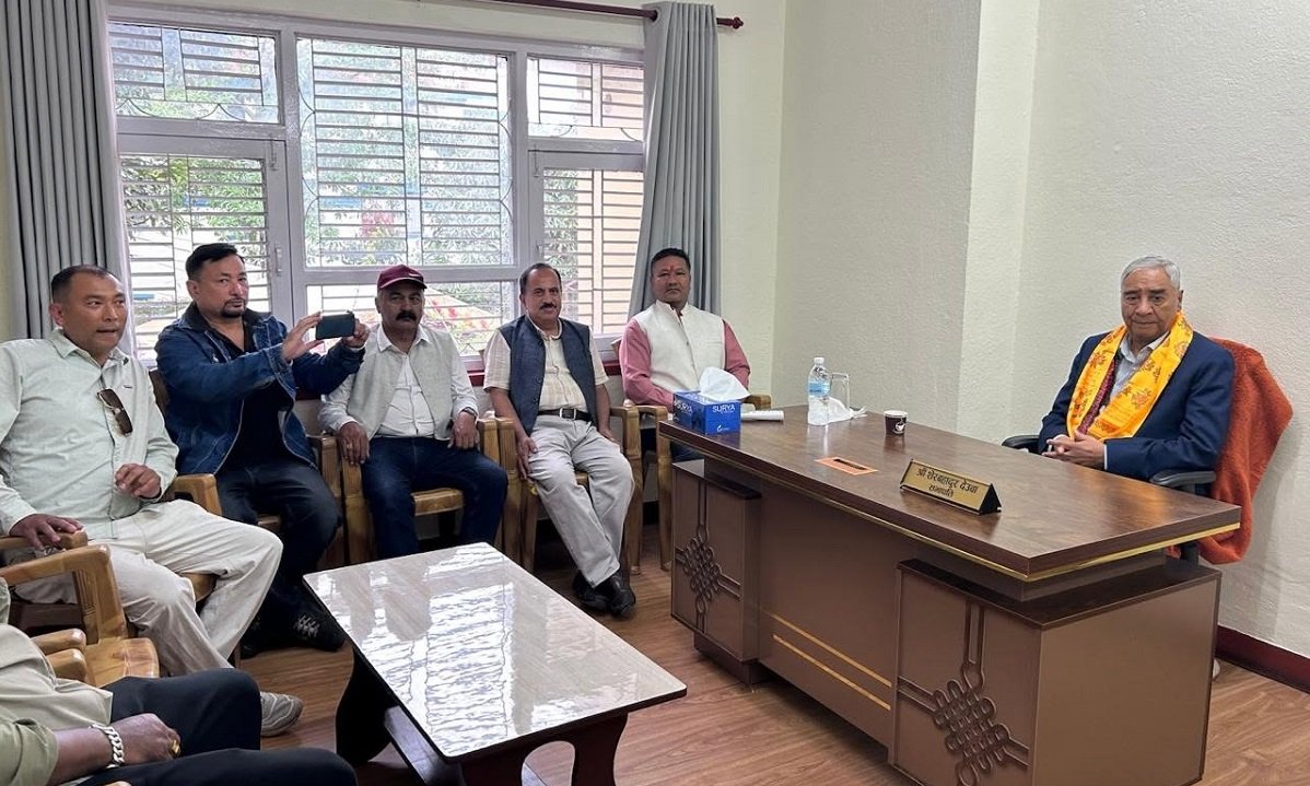 चुनदेवीमा कार्यकर्तासँग देउवा ; कांग्रेस एकताको संवादमा जोड