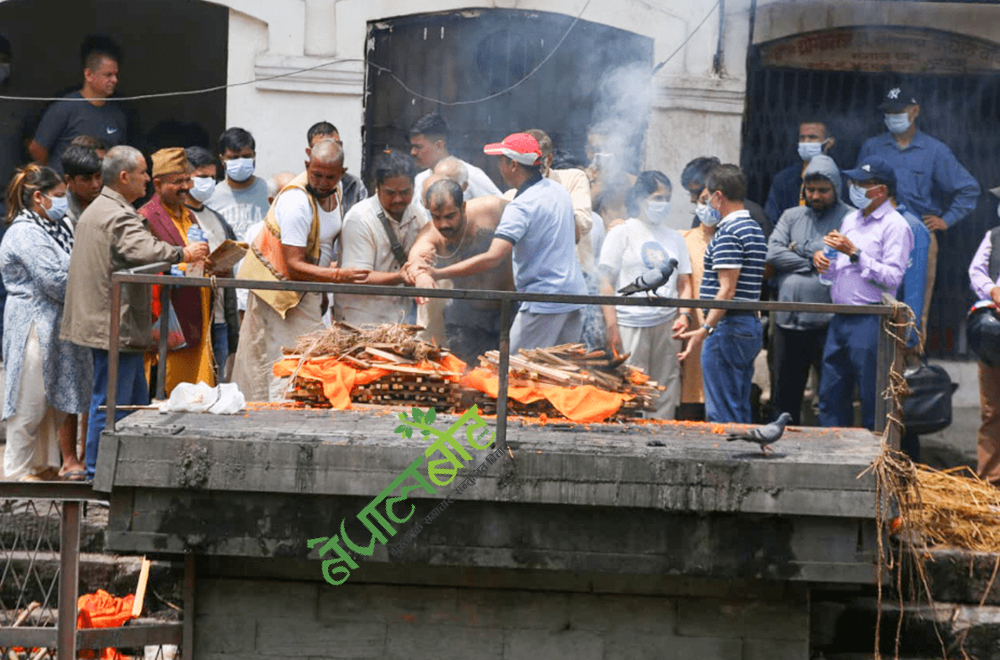 रसुवा बाढीः कुशको लाश जलाएर अन्तिम दाहसंस्कार गर्दै आफन्त