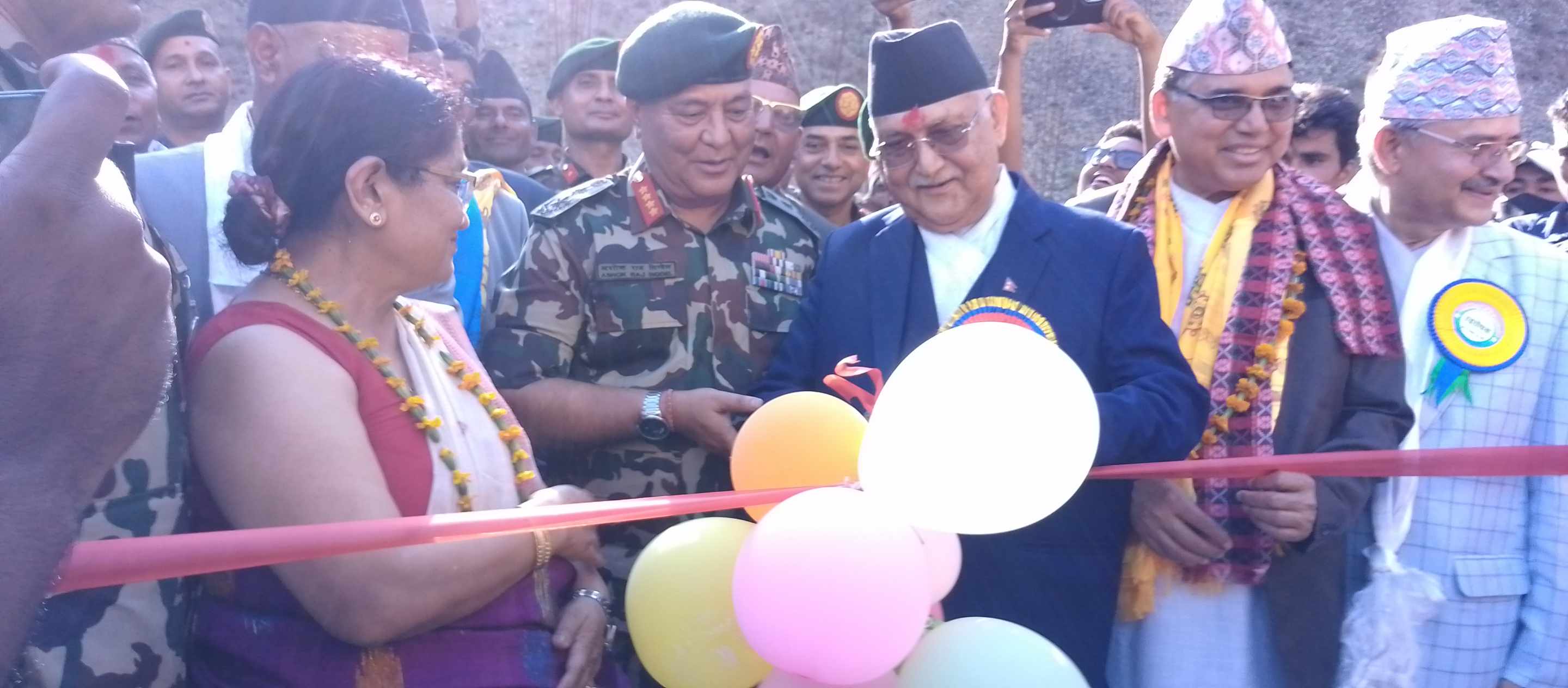 राष्ट्रिय सडमा जोडिएकोमा असाध्यै खुशी छुः  प्रधानमन्त्री ओली 