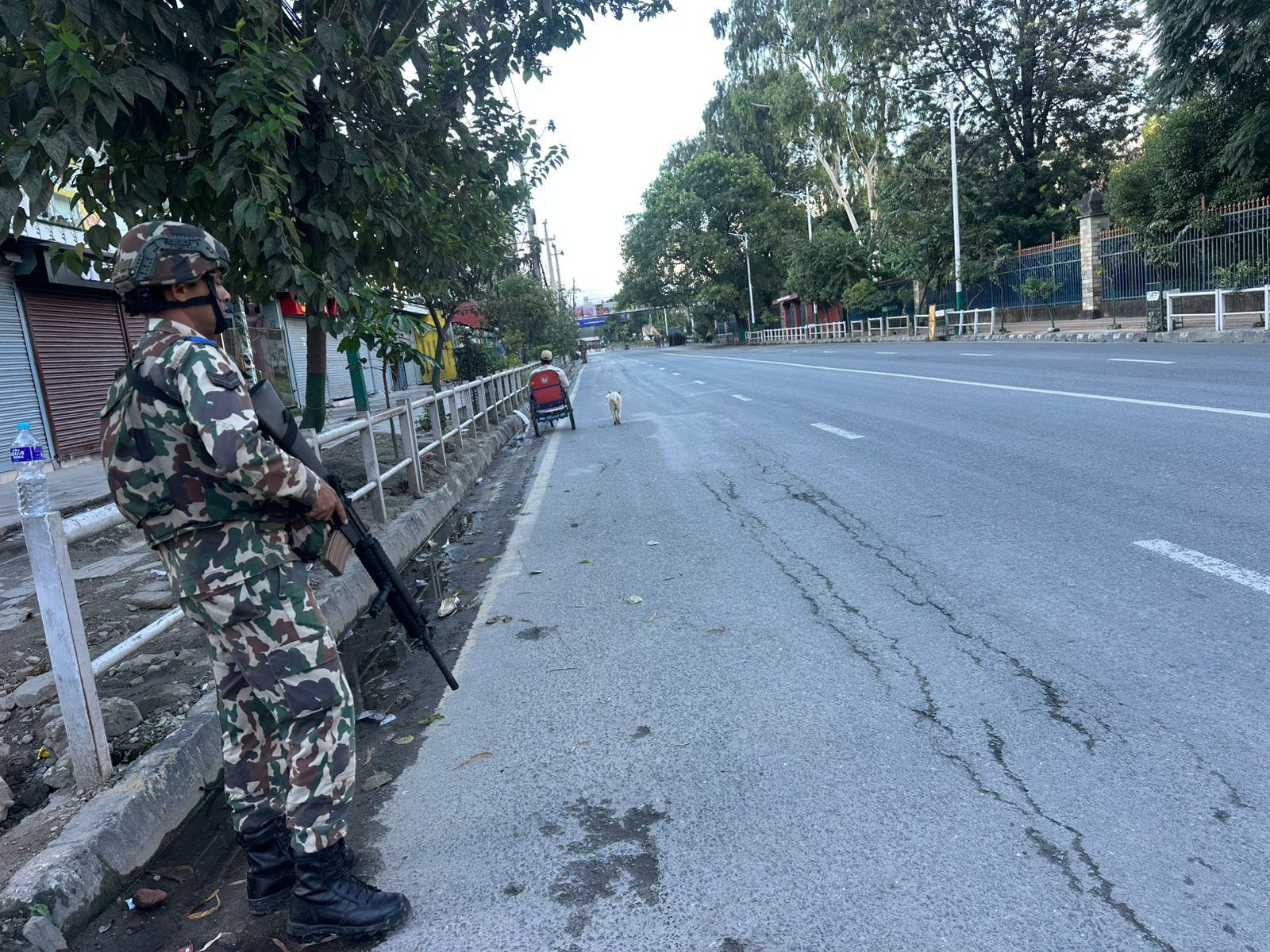 सेनाले मध्यरातसम्म बोल्ड निर्णय लिने संकेतः शिर्ष नेता नजरबन्दमा, जीएन जी अलमलमा