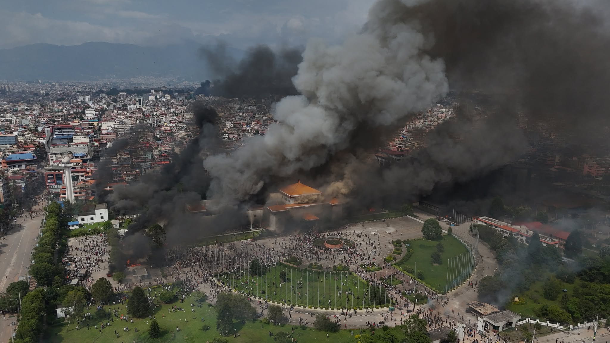 लहडकोे क्रोधले खण्डहर देशः सिंहदरबारदेखि नेताका घर निशानामा 