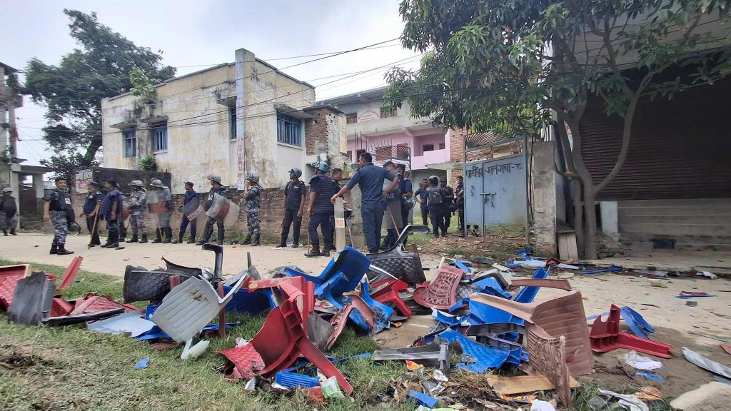 प्रदर्शनकारीको निशानामा पार्टी कार्याल्यः सर्लाहीमा एमाले र कांग्रेस पार्टी कार्यालयमा आगजनी