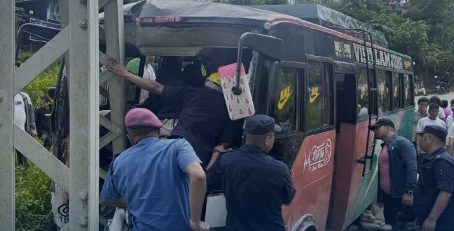 तनहुँमा बस दुर्घटना हुँदा १५ जना घाइते 