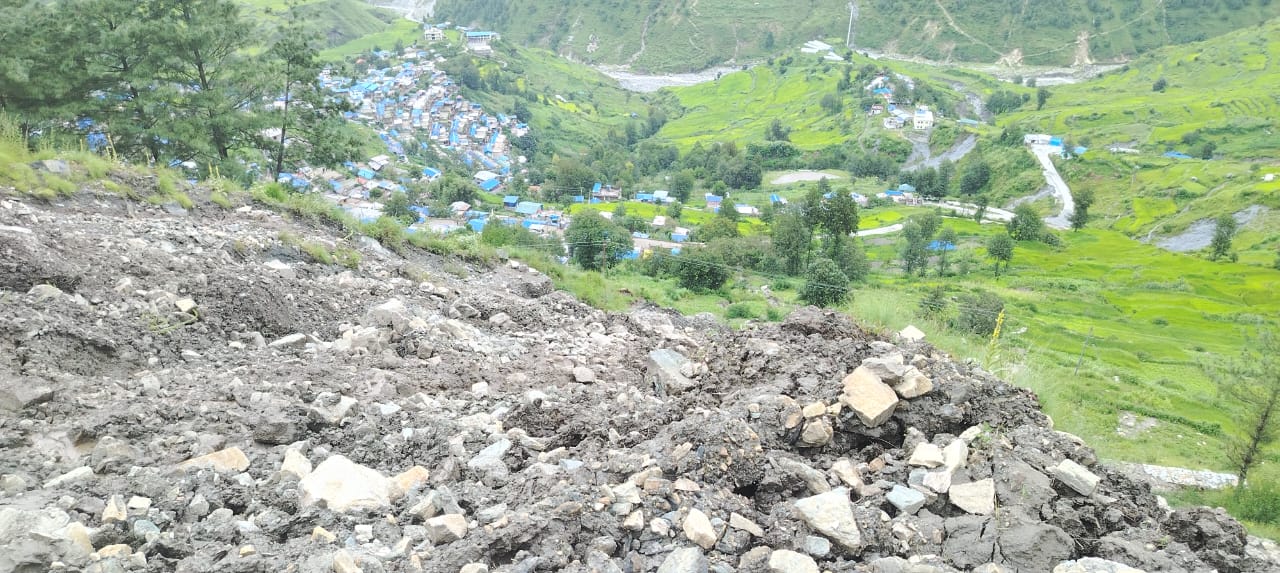 मुगुको ढुम गाउँमाथि पहिरो रातभर जाग्राम बस्छन् स्थानीय