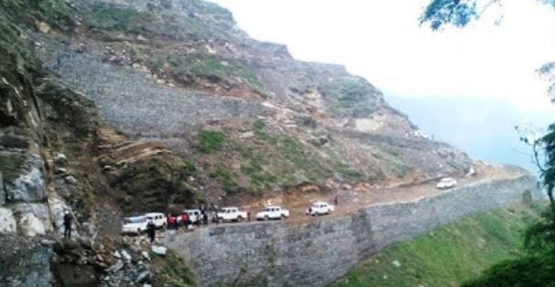 पहिरोले कर्णाली राजमार्ग अवरुद्ध
