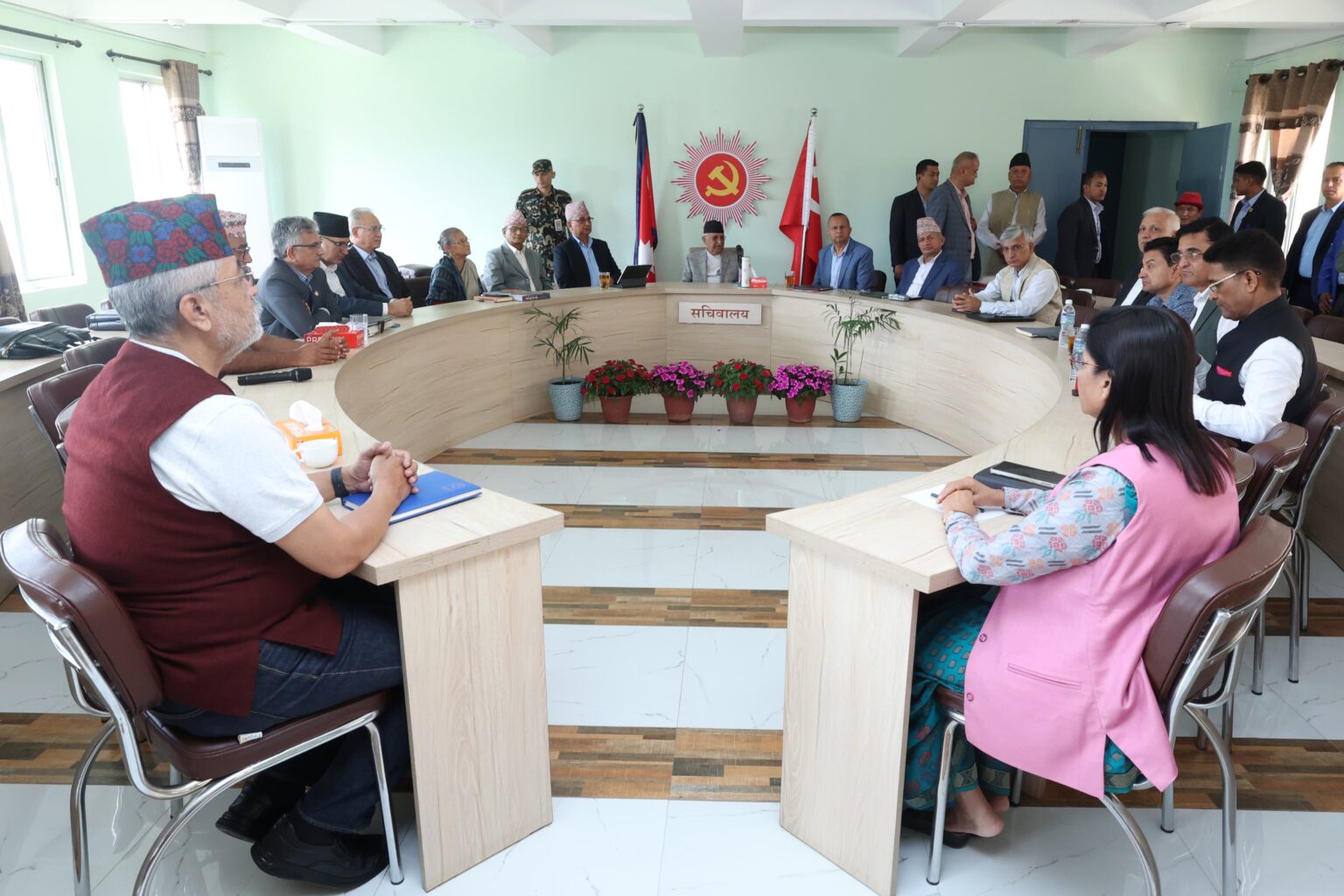 एमाले सचिवालय बैठकः वरिष्ठ उपाध्यक्ष हटाएर ११ पदाधिकारीको प्रस्ताव