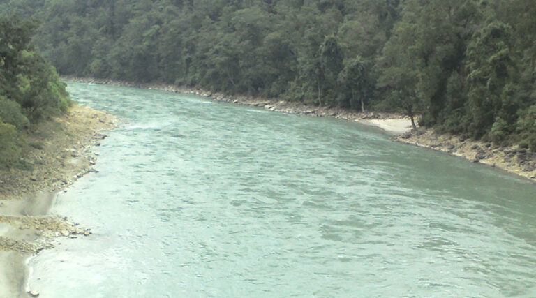 भेरीमा टिपर खस्दा तीन बेपत्ता