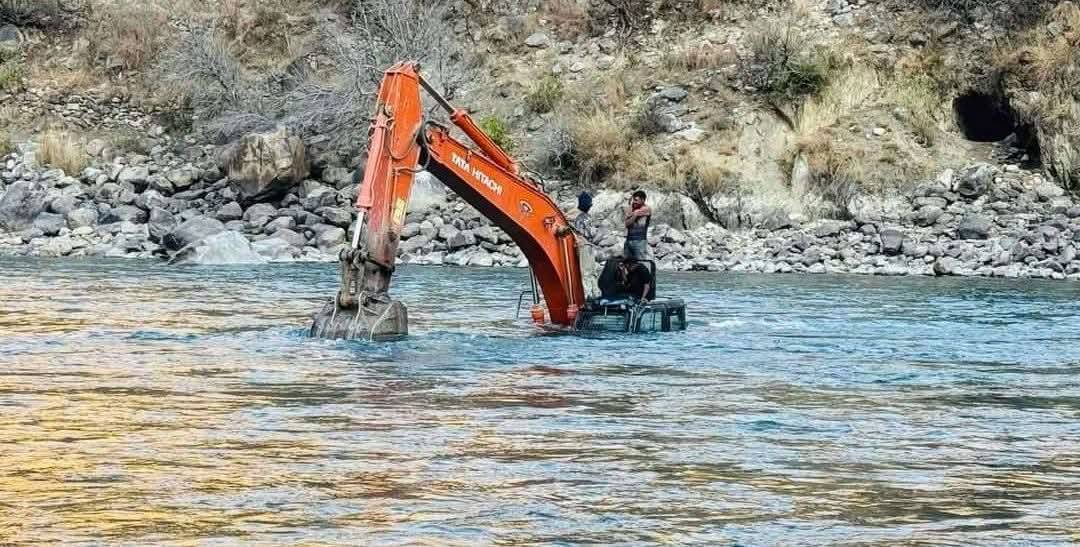 कर्णाली नदीमा स्काभेटरसँगै फसेकाहरूको सकुशल उद्धार