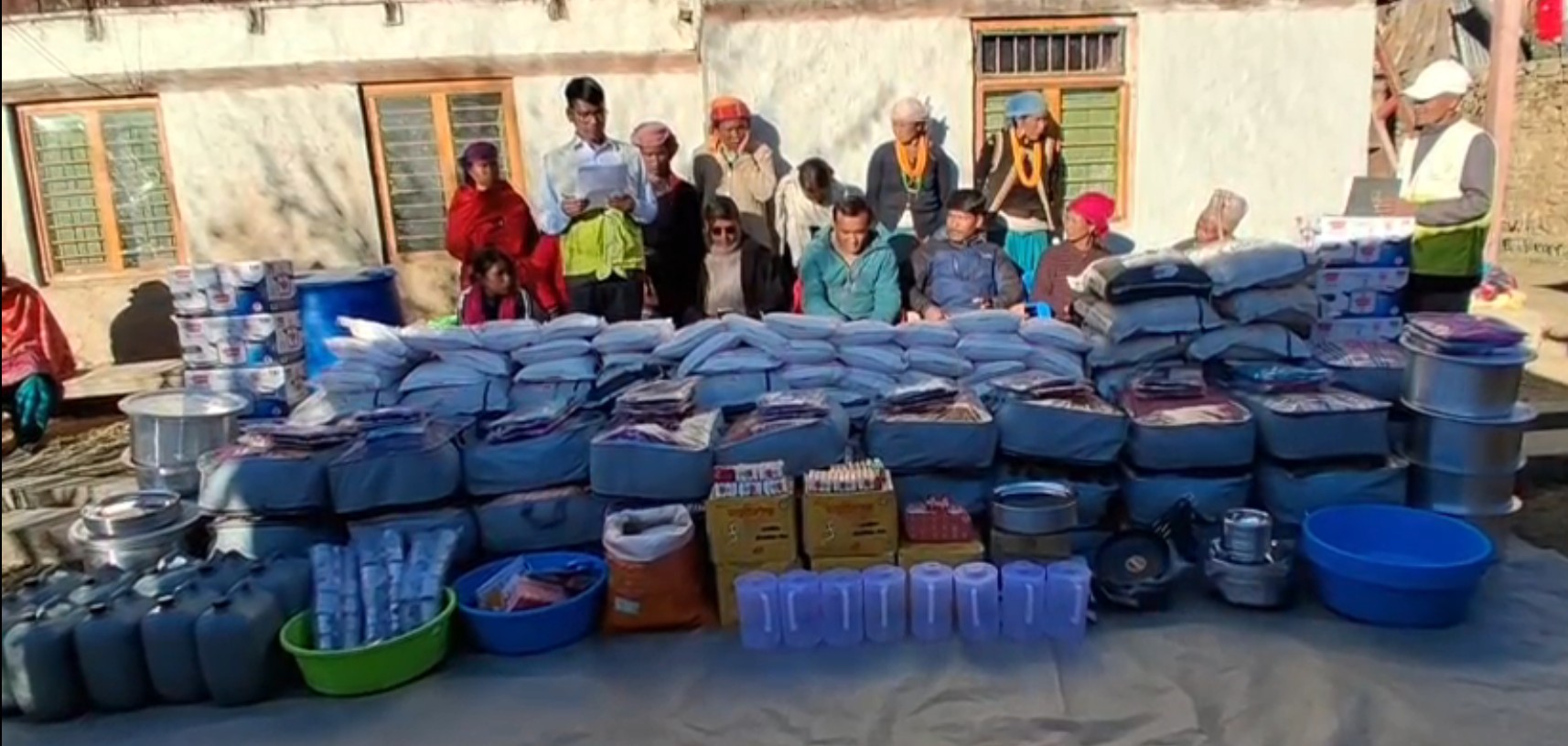 सिमकोटका विपन्न परिवारलाई वस्तुगत सहायता