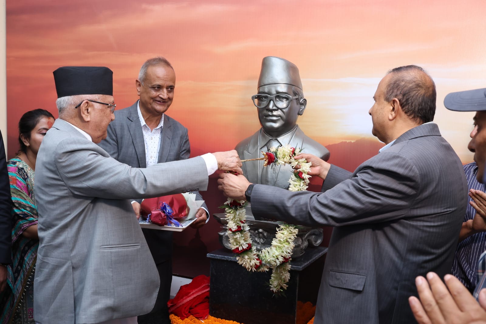 एमाले मुख्यालयमा प्रधानमन्त्रीद्वारा जननेता भण्डारीको प्रतिमा अनावरण  