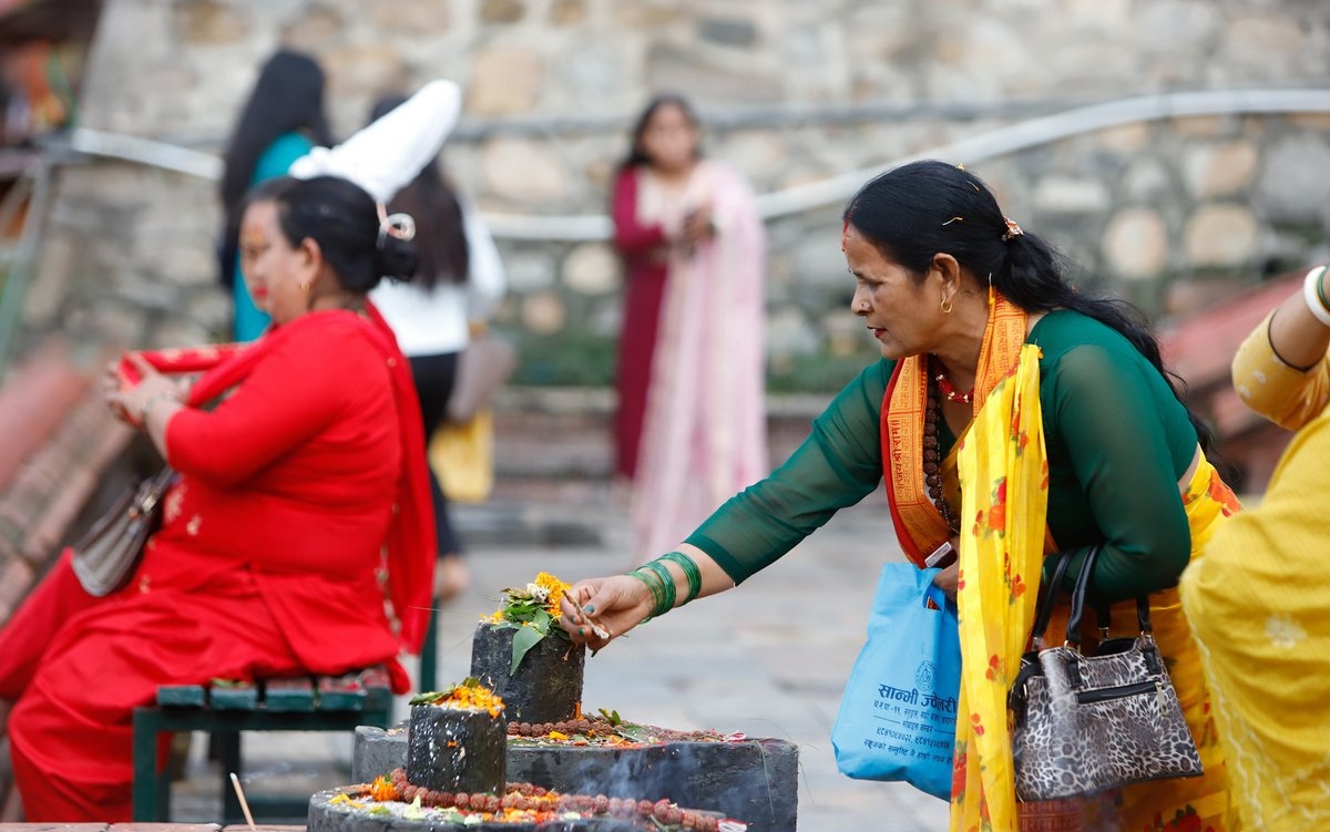 पशुपतिनाथमा साउनको पहिलो सोमबारः बिहानैदेखि भक्तजनको घुइँचो